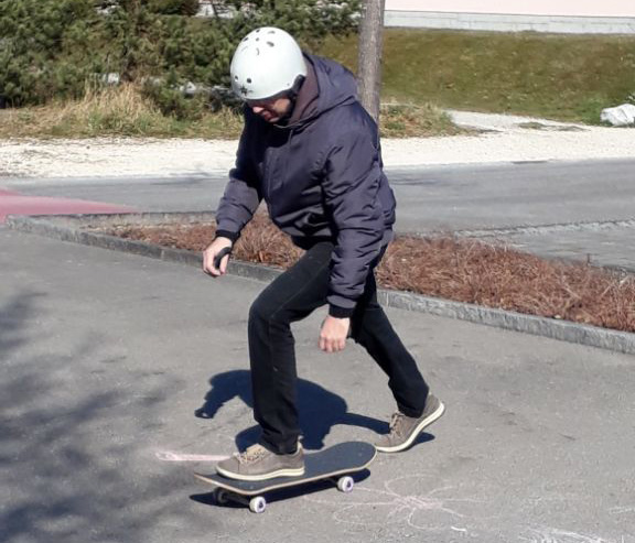 Erste Versuche mit dem neuen Skateboard